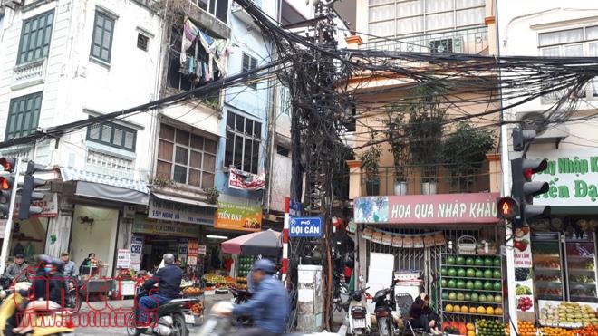 Ngổn ngang cáp viễn thông tại phố Đội Cấn ảnh 1